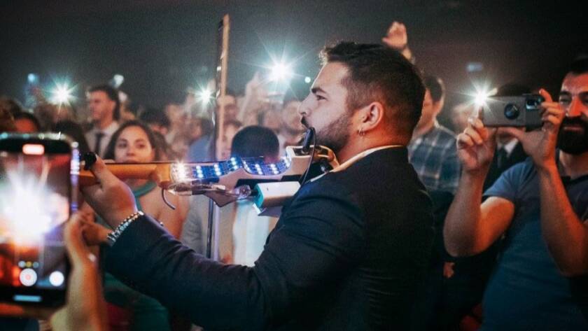Violinista tocando mientras le graban