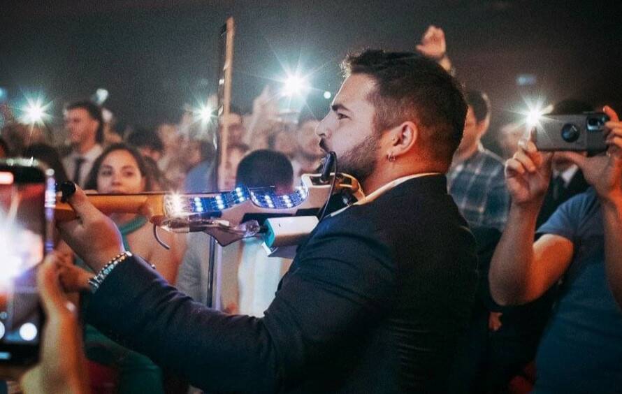 Violinista tocando mientras le graban