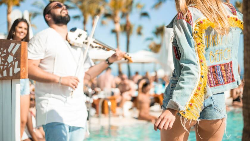 Show violín en piscina