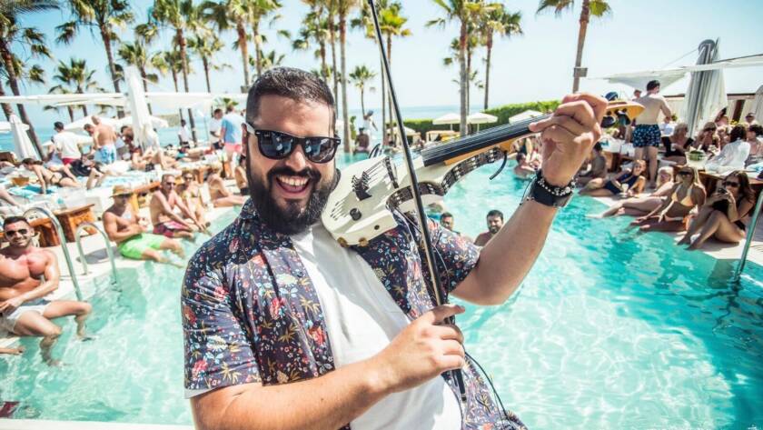 Foto violinista Rubén Hidalgo show en piscina