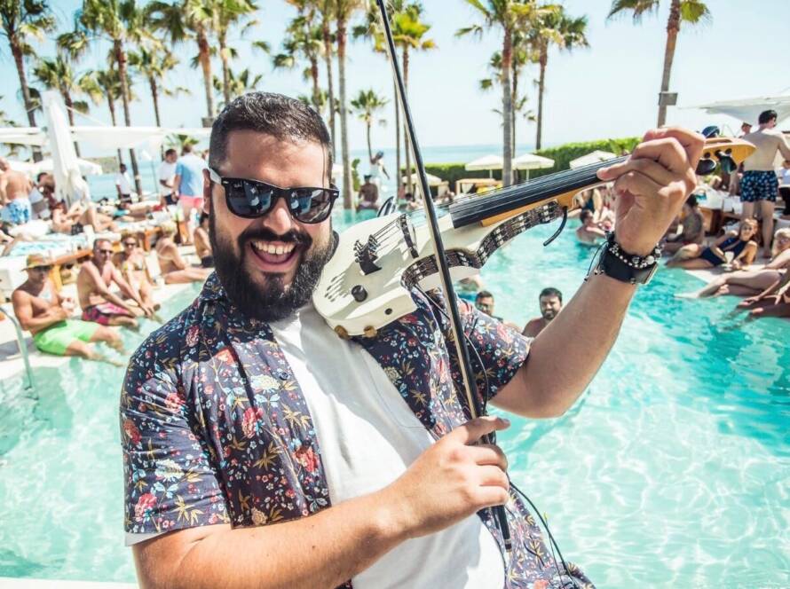 Foto violinista Rubén Hidalgo show en piscina