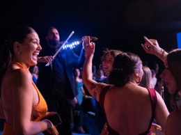 Violinista eléctrico Rubén Hidalgo tocando en un show